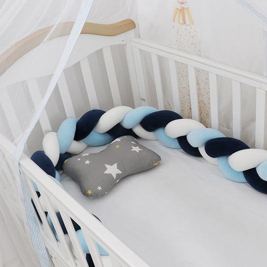 Coussin tressé fait à la main pour bébé – Tour de lit sûr, doux et élégant pour le sommeil.